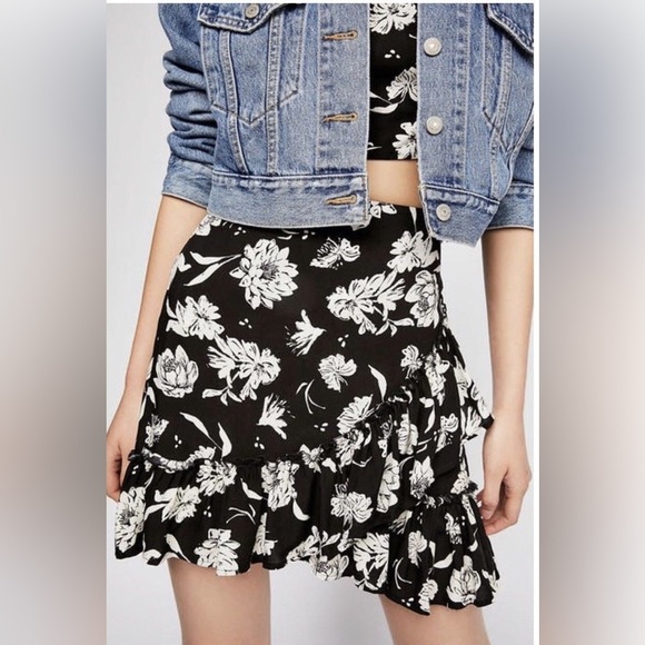 Free People Boho Feminine Ruffle Mini Skirt Black White Floral Coquette Summer - Picture 1 of 10